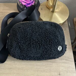 Lululemon Everywhere Fleece Belt Bag
Black